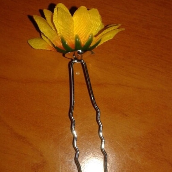 !!ONE SET LEFT!! 10 Mini Sunflower Bobbi Pins - Picture 5 of 6